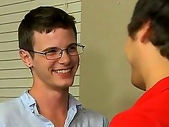 Gay cock Timo Garrett gives his teacher Julian Smiles a classic apple